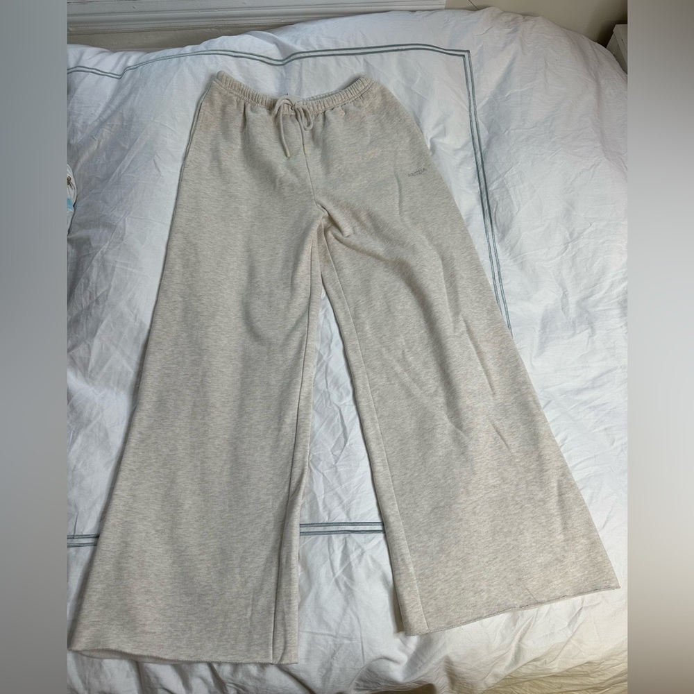 NWOT: Aritzia Wide Leg Sweatpants in Size S